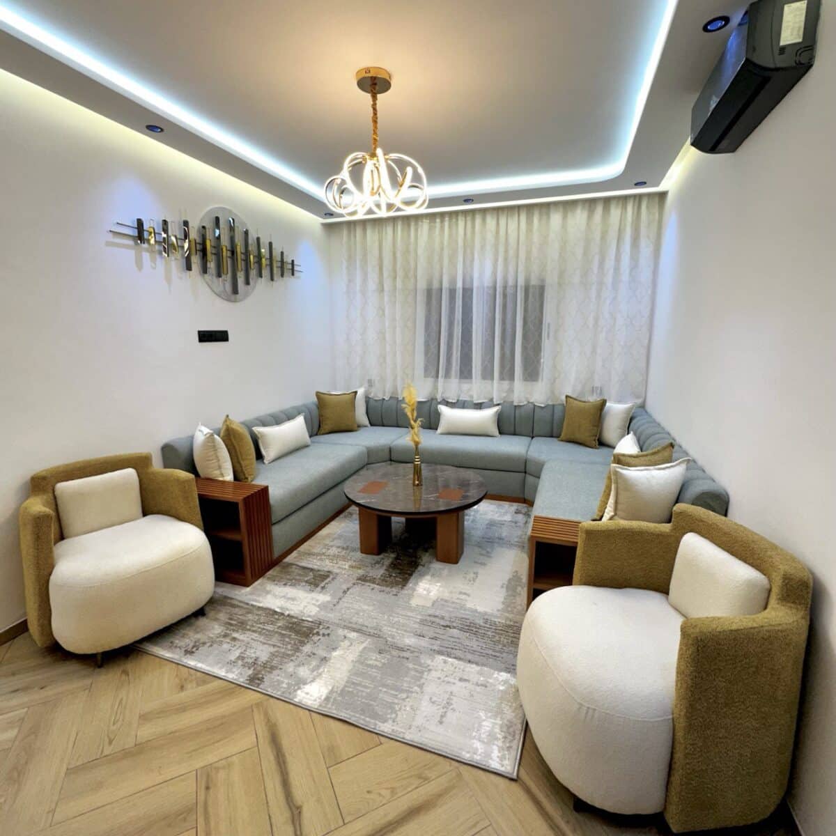 canape blue ceil avec deux chaises – Image 8