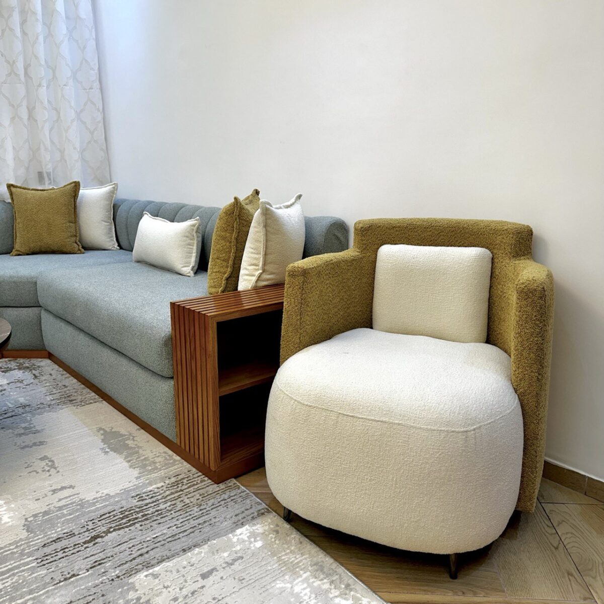 canape blue ceil avec deux chaises – Image 6