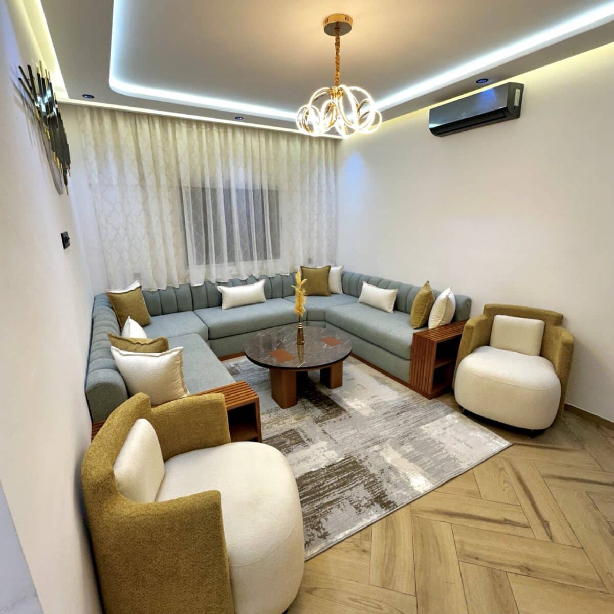 canape blue ceil avec deux chaises – Image 1