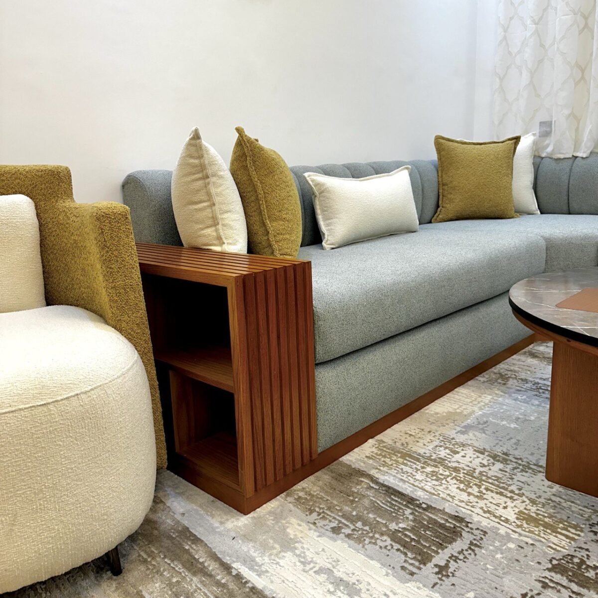 canape blue ceil avec deux chaises – Image 4
