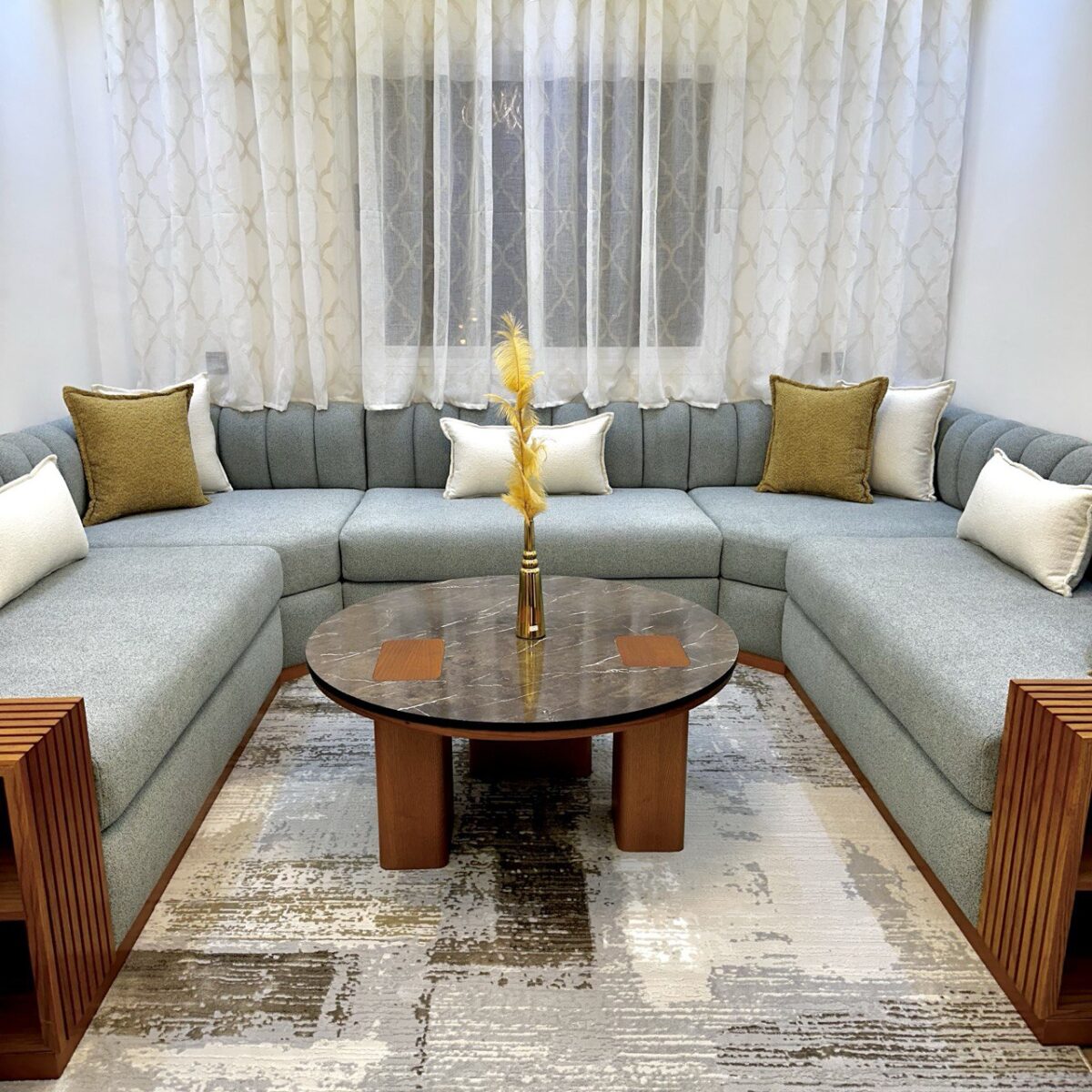 canape blue ceil avec deux chaises – Image 3
