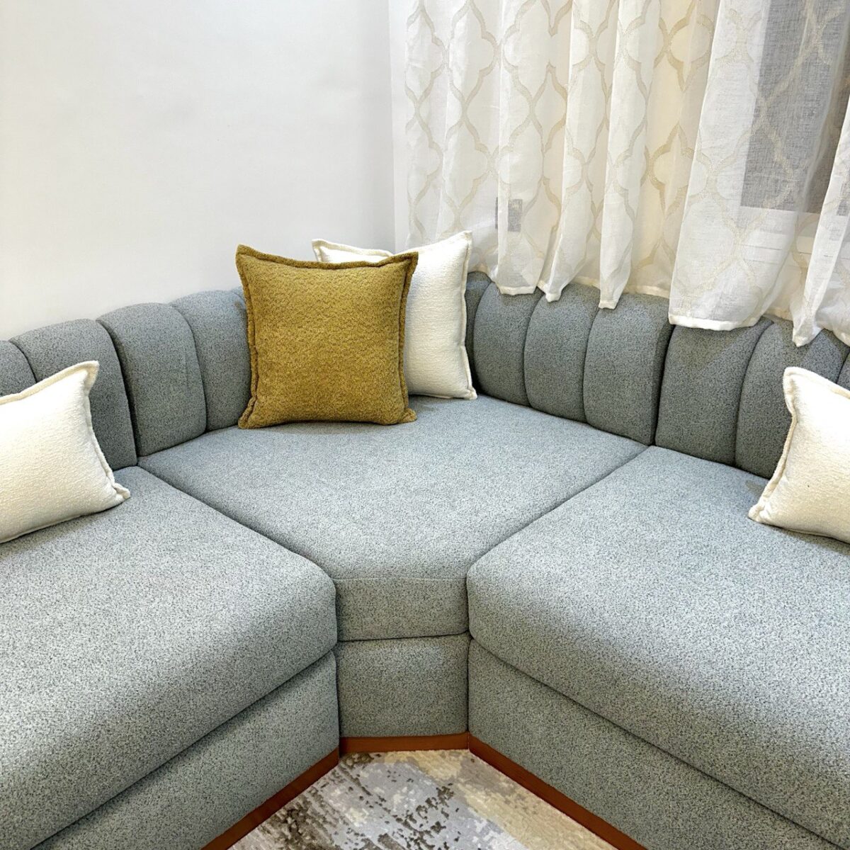canape blue ceil avec deux chaises – Image 2